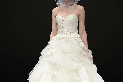 „Badgley Mischka“ kolekcijos modelis