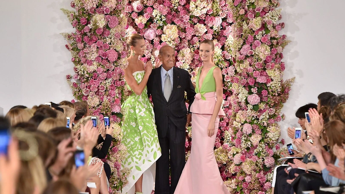Dizaineris Oscaras De La Renta su modeliais Karlie Kloss ir Daria Strokous