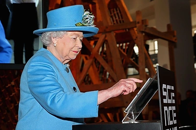 Britų karalienė Elizabeth II pirmą kartą parašė žinutę socialiniame tinkle „Twitter“