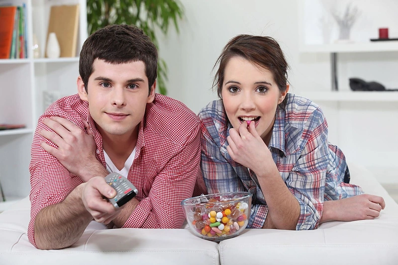 Pora žiūri televizorių