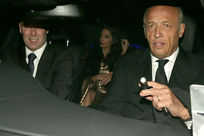 George'as Clooney su žmona Amal atvyksta į puotą Anglijoje