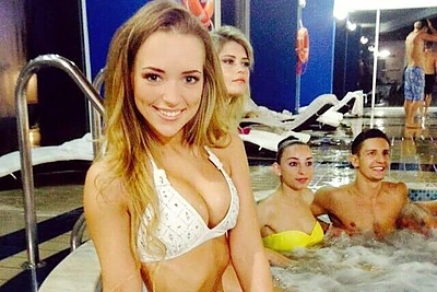 Gundančiu bikiniu pasipuošusi Monika Šalčiūtė linkėjimus siuntė iš sūkurinės vonios