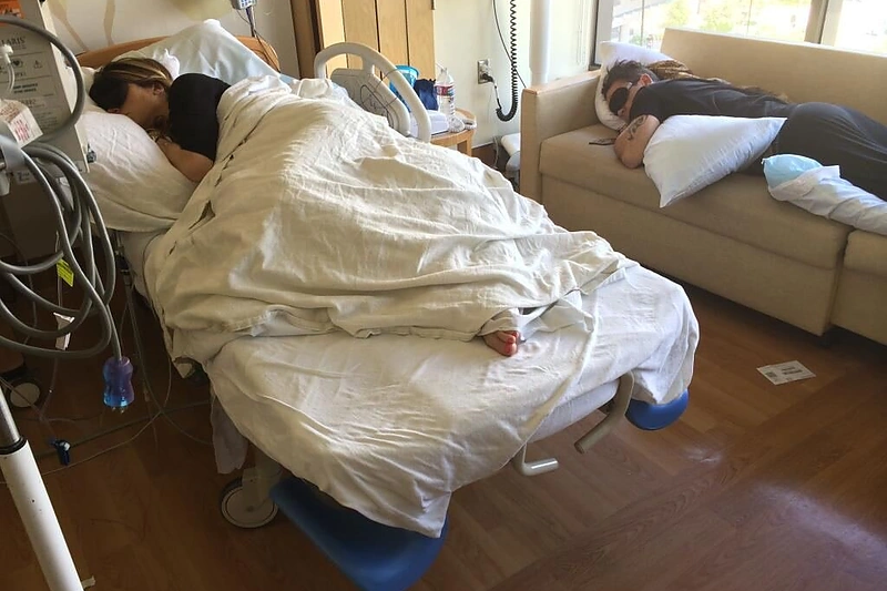 Robbie Williamsas su žmona Ayda Field gimdymo palatoje