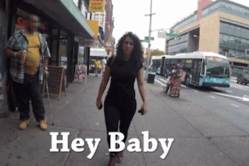 „Ei, mažule“: trikdantis vaizdo įrašas, ką reiškia būti moterimi Niujorko gatvėse