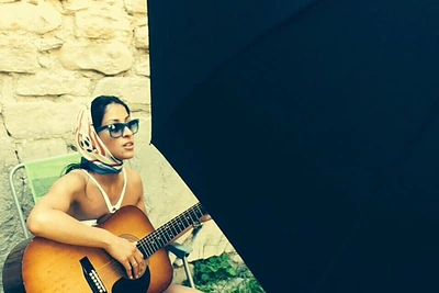 Įvertinkite: Šorena pristato dainą apie meilę „Shatilis Asulo“ ir jos vaizdo klipą