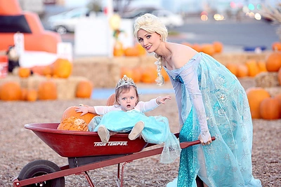 Buvęs „Playboy“ zuikutis Holly Madison per Heloviną tapo „Ledo šalies“ princese