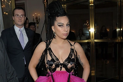 Lady Gaga Paryžiuje krūtis pridengė tik širdies formos lipdukais