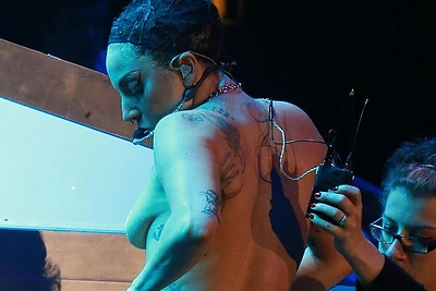 Lady Gaga koncerte Milane persirengė tiesiai ant scenos, prieš žiūrovus apnuogindama krūtis