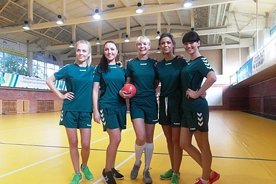 Grupės „4 Roses“ merginų strategija rankinio rungtynėse – numauti žaidėjams šortus