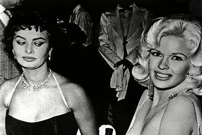 Sophia Loren po 57 metų prabilo apie nuotrauką, kurioje ji spokso į Jayne Mansfield krūtinę
