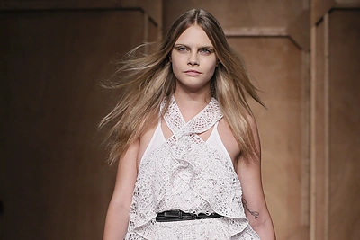 Moterims neabejinga manekenė Cara Delevingne šįkart susidomėjo vyru