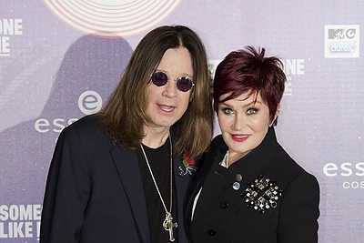 Dėl išdavystės su jaunesne plaukų stiliste Ozzy Osbourne'ą žmona Sharon išspyrė iš namų