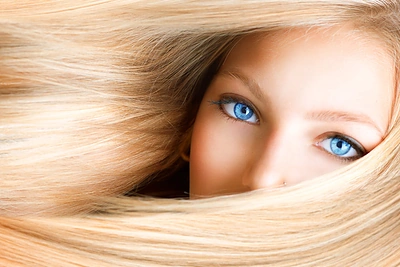 Saulė nugairino plaukus: kaip grąžinti jiems natūralią drėgmę?