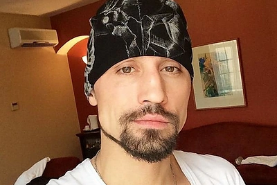 Dima Bilanas džiaugiasi Jurgitos Jurkutės dovanota kepure