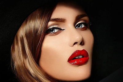 Raudoni lūpų dažai pagal odos spalvą