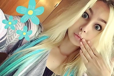 Simonos Milinytės eksperimentas: jos plaukuose – žalsvai melsvos sruogos