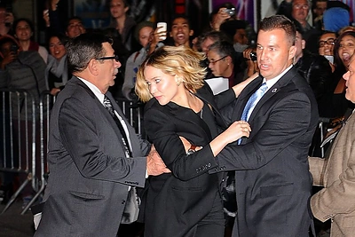 Jennifer Lawrence buvo priversta bėgti nuo įsisiautėjusių gerbėjų