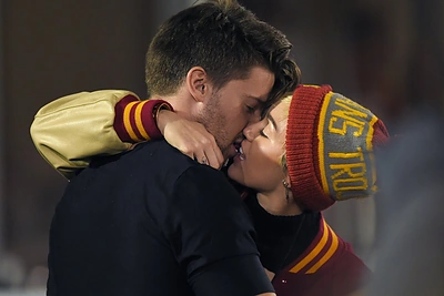 Aistringu bučiniu Miley Cyrus ir Patrickas Schwarzeneggeris patvirtino, kad jie – pora