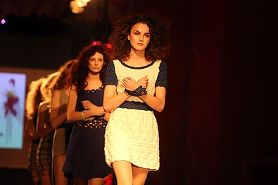 Julijos Balsytės klekcija „Supančioti gijų“