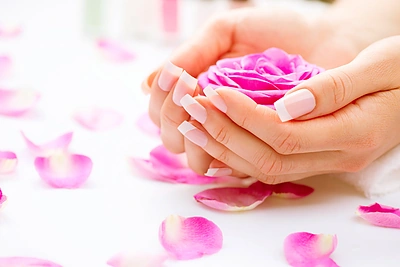 Švelnios rankos: natūralių priemonių kaukės, atgaivinančios odą