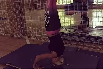 Ant galvos stovinti Vita Jakutienė intriguoja: „Naujos pupytės“ rodys šį triuką scenoje?