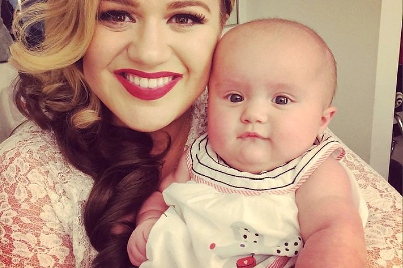 Kelly Clarkson su dukra River Rose