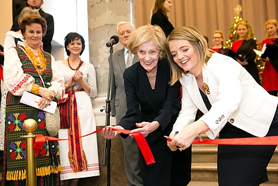 Kalėdų mugę Vilniuje atidarė Alma Adamkienė, Rotušės aikštėje sužibo eglė