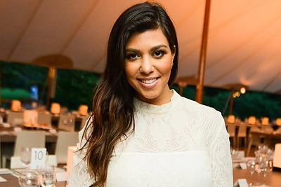 Nėščia Kourtney Kardashian visiškai nuoga pozavo provokuojančioms nuotraukoms