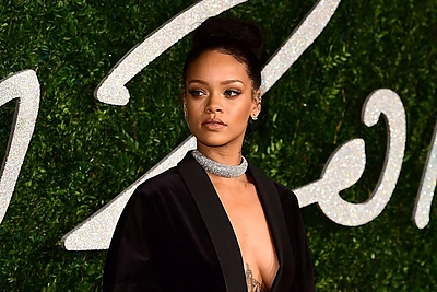 Į Britų mados apdovanojimus Rihanna atėjo vilkėdama vien švarką