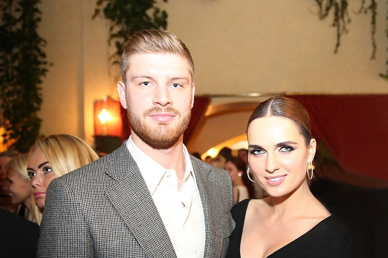 Asta Valentaitė vėl vieniša: stilistė išsiskyrė su krepšininku Dovydu Rediku