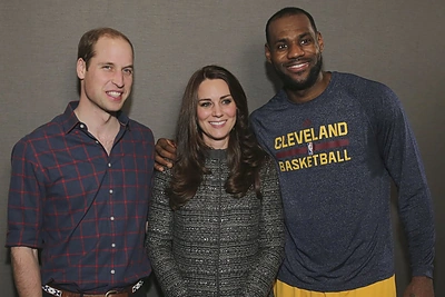 Su karališkąja pora susitikęs krepšininkas LeBronas Jamesas šiurkščiai pažeidė protokolą