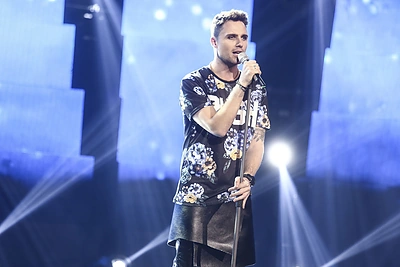 Odinį sijoną užsisegęs Edgaras Lubys „Eurovizijos“ atrankoje atliko Natalijos Bunkės hitą