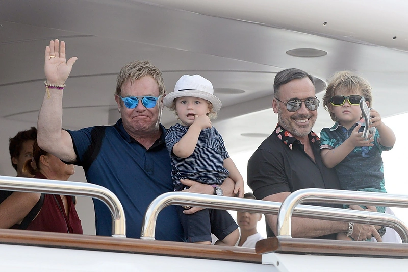 Eltonas Johnas ir Davidas Furnishas su sūnumis Zachary ir Elijah