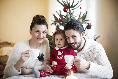 Mano Kalėdos: Vytautas Mackonis su žmona Natalija ir dukra Penelope papuošė dvi egles