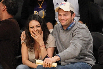 Mila Kunis ir Ashtonas Kutcheris savo mažylį puošia marškinėliais, kurie verčia šyptelėti