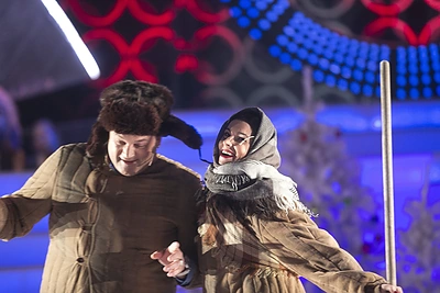 Šluotą apžergusi Agnė Jagelavičiūtė kalėdinėje „Šok su manimi“ laidoje virto ragana