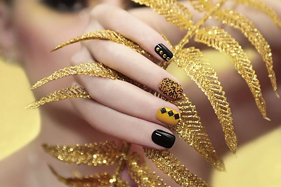 Šventinis manikiūras: žėrintis spindesys ir sodrios spalvos