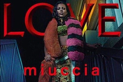 Žurnalo „Love“ viršelyje Kim Kardashian – vos atpažįstama