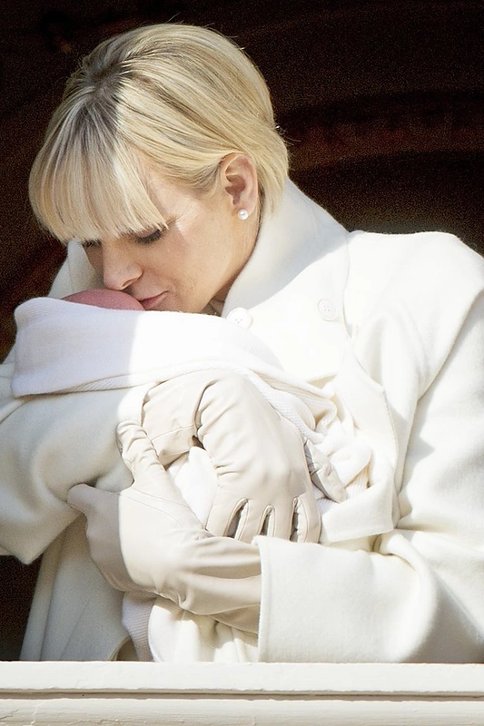 Kunigaikštis Albert'as II su žmona Charlene visuomenei pristatė savo dvynius