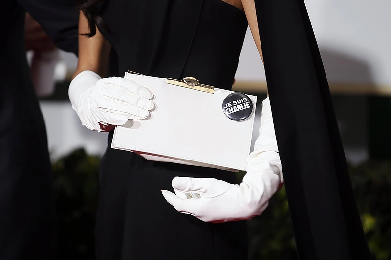 Amal Clooney delninė su „Je Suis Charlie“ ženkliuku