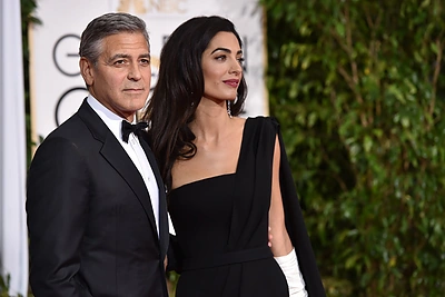 George'as Clooney atsiimti „Auksinio gaublio“ už gyvenimo pasiekimus atvyko su žmona Amal