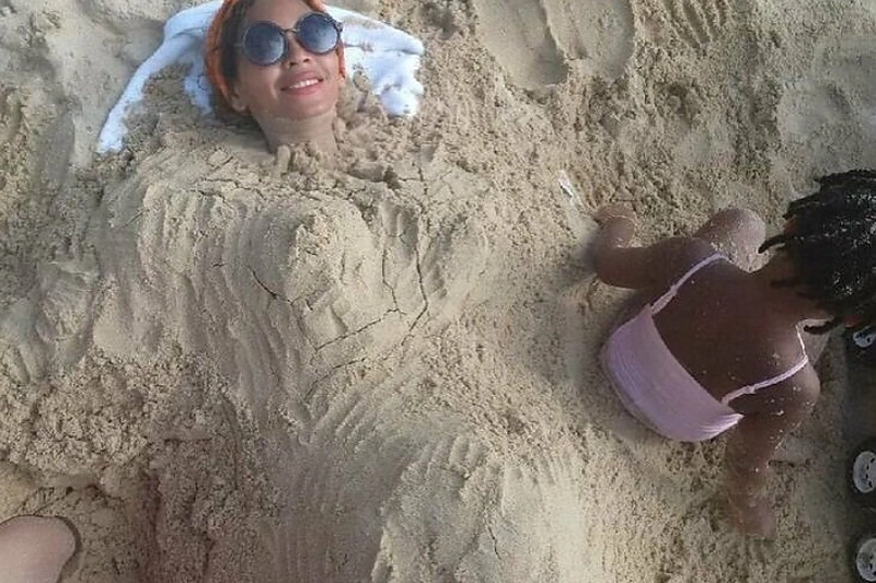 Smėliu užkasta Beyonce