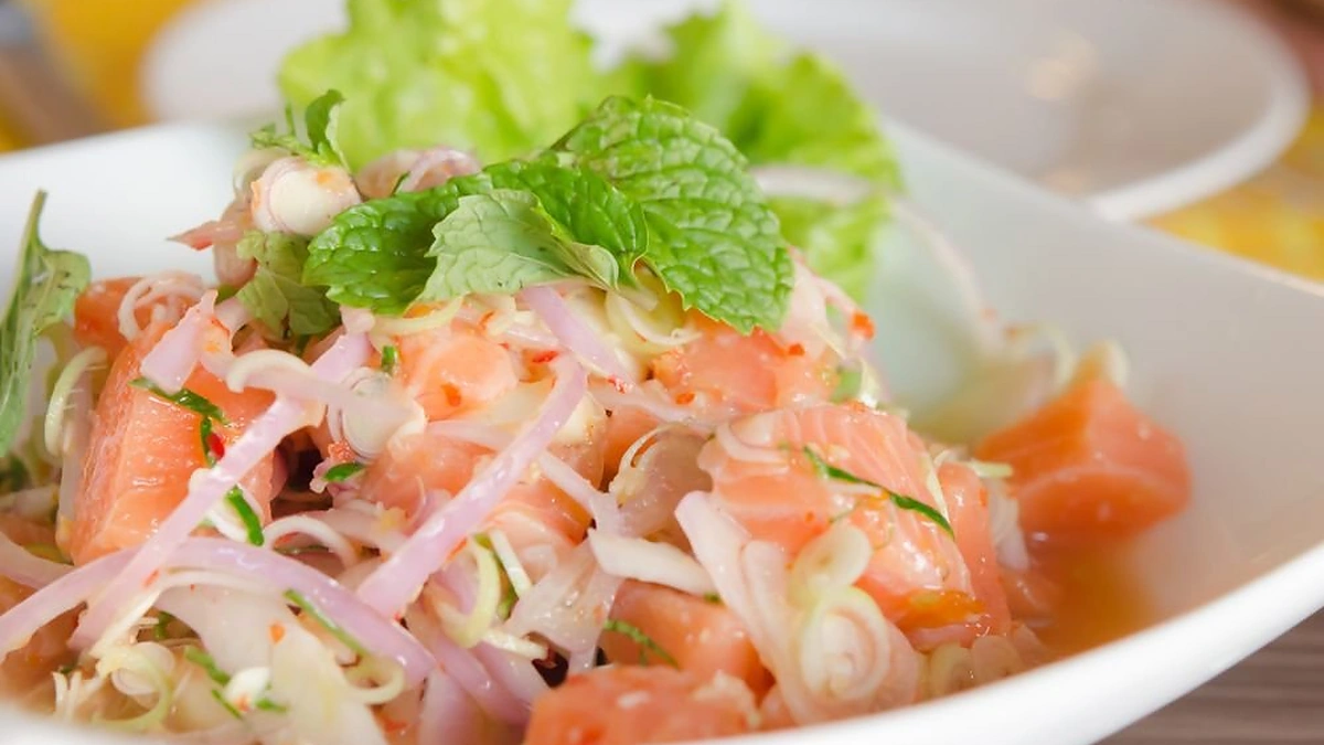 Gaivios salotos su lašiša