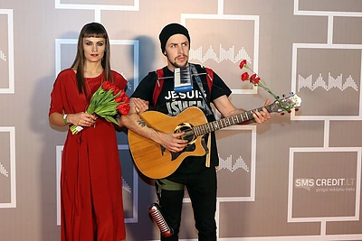 Šventinis Jurgos Šeduikytės įvaizdis: kirpčiukai ir auskaras nosyje