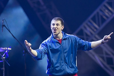 Aktorius Marius Repšys rodo jėgą: su 180 kg štanga ant pečių be vargo padarė pritūpimą