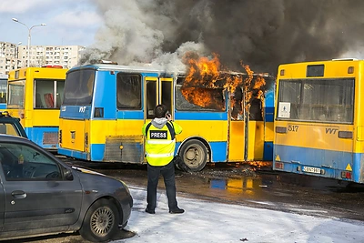 Vilniuje, Fabijoniškių mikrorajone sudegė maršrutinis miesto autobusas / Irmanto Gelūno / BNS nuotr.