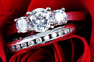 Ji24.lt skelbia konkursą „Kaip aš susižadėjau“. Laimėkite čekį grožio procedūroms!