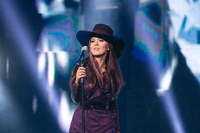 Eurovizinis Monikos Linkytės stilius: scenoje pasipuošė tamsių plaukų peruku