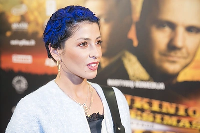 Trumpų mėlynų plaukų šukuosena neatpažįstamai pakeitė Šoreną Džaniašvili