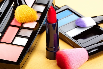 5 kosmetikos priemonės, kuriomis neverta dalytis su drauge